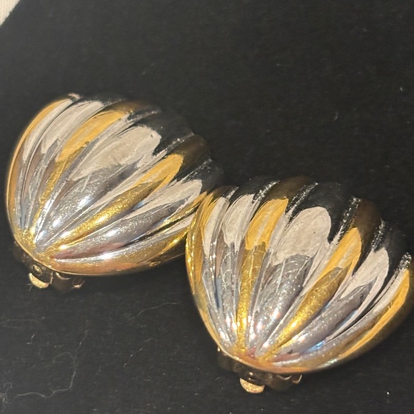 Nina Ricci Vintage Two-Toned Clip-On Shell Earrings - Picture 4 of 6
